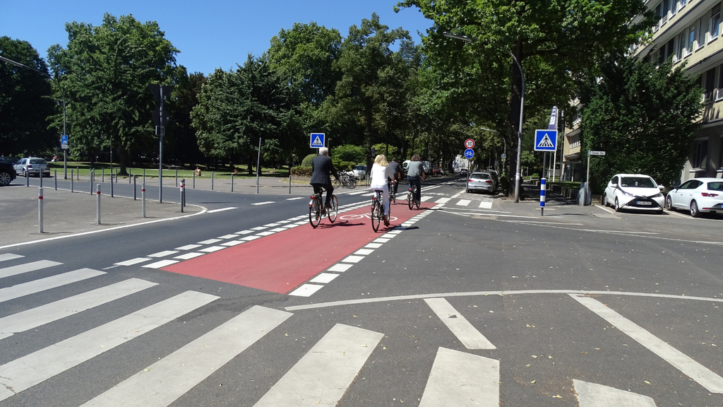 Radfahrerinnen und Radfahrer auf dem neuen Radfahrstreifen am Theodor-Heuss-Ring
