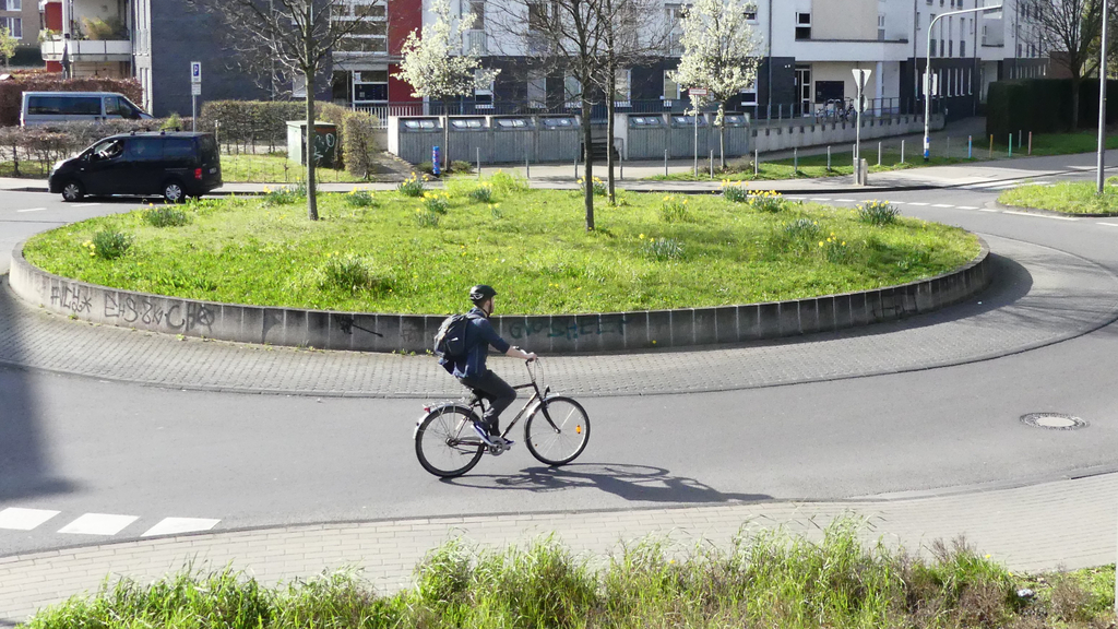 Radfahrer fährt in einen Kreisverkehr ein