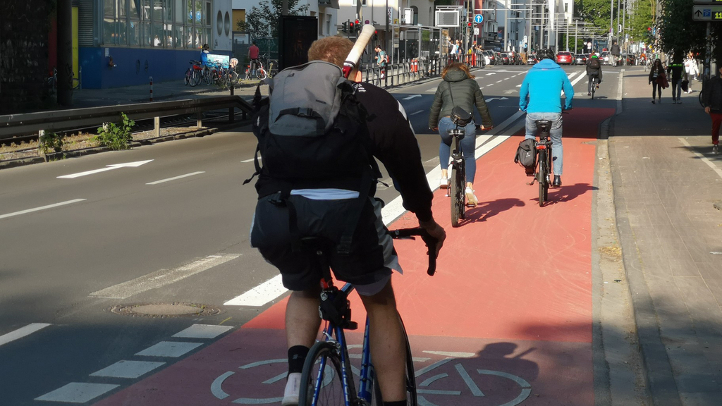 Neuer Radfahrstreifen auf der Richard-Wagner-Straße. Zu sehen sind mehrere Radfahrende, die den neu markierten Radfahrstreifen nutzen.