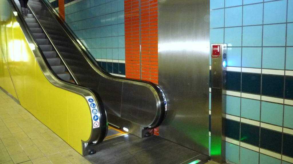 Rolltreppe einer Stadtbahnhaltestelle