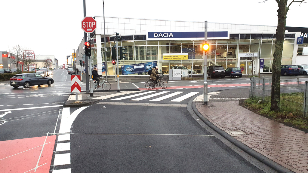 Freilaufender Rechtsabbieger auf der Rudolf-Amelunxen-Straße