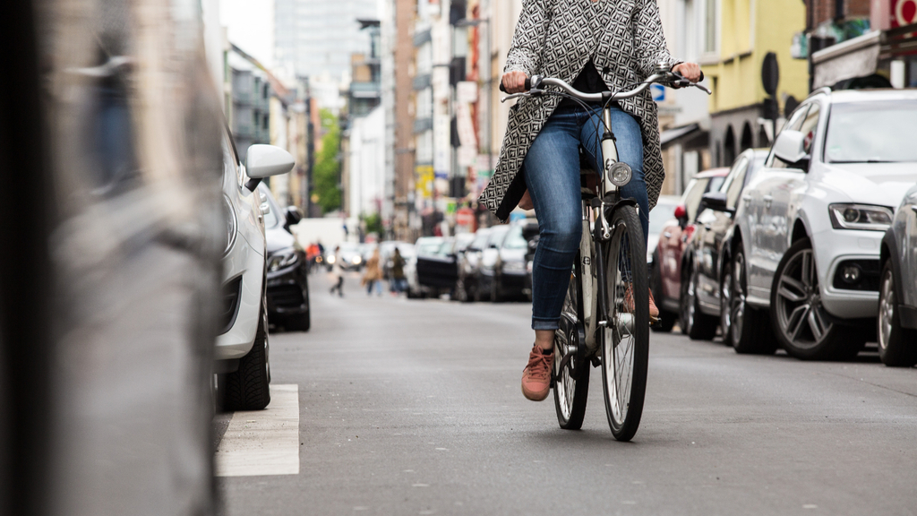 Radfahrerin auf dem Friesenwall