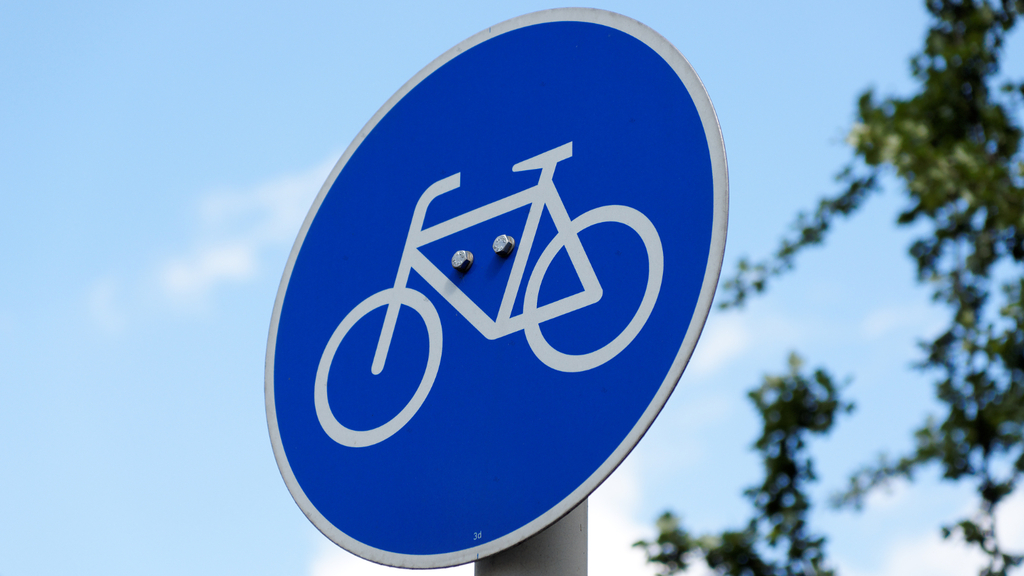 Verkehrszeichen 237 für einen Radweg. Illustration eines weißen Fahrrades auf blauem Grund.