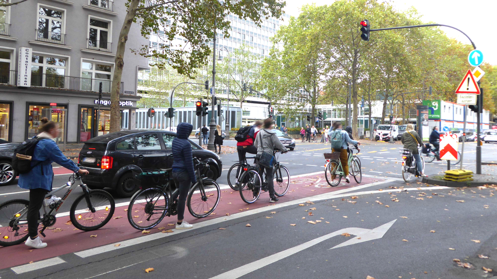 Radfahrer auf dem markierten Radfahrstreifen am Habsburgerring