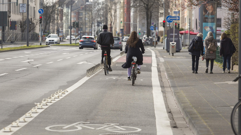 Zwei Radfahrende fahren über den neu eingerichteten Radfahrstreifen auf der Riehler Straße