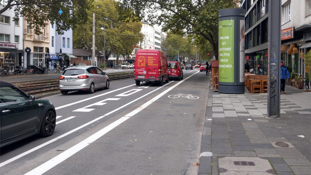 Fahrradspur und Autospur auf dem Hohenstaufenring