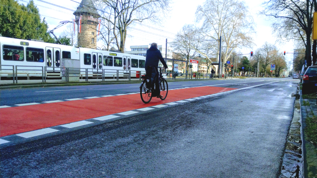 Radfahrer auf dem neuen Radfahrstreifen am Sachsenring