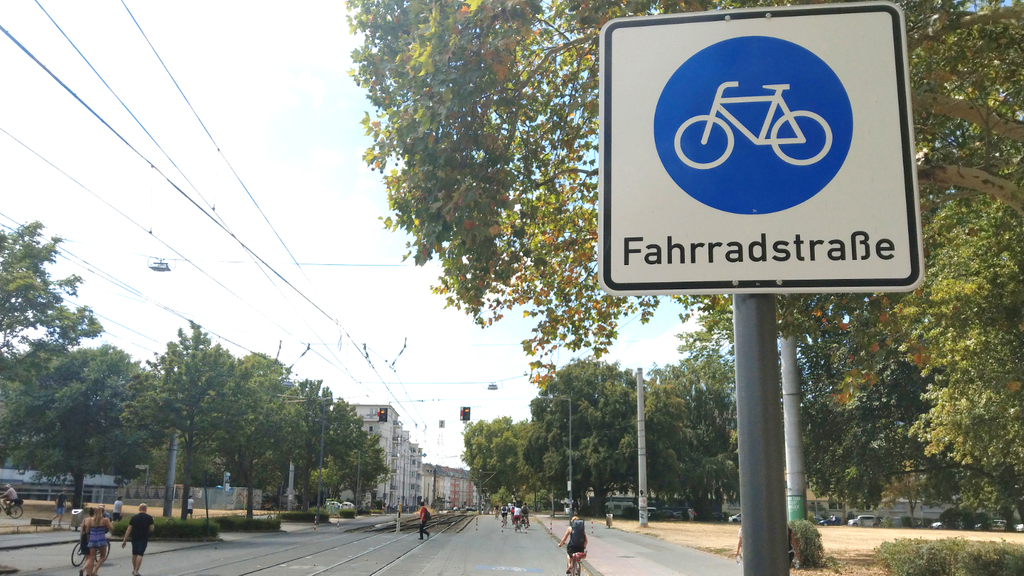 Zülpicher Straße mit dem Verkehrsschild Fahrradstraße im Vordergrund