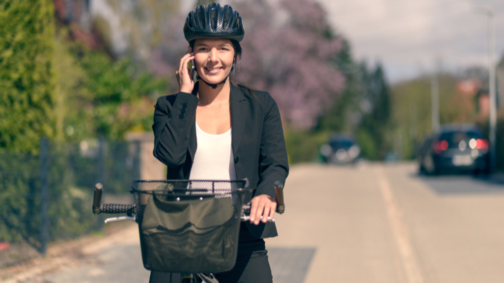 Frau mit Handy auf Fahrrad