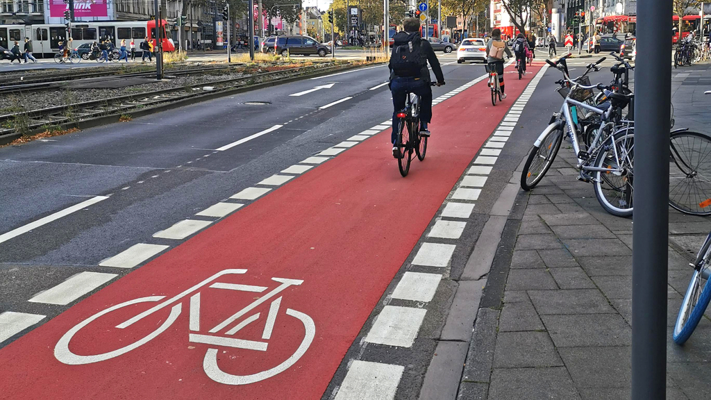 Radfahrende fahren über den neu eingerichtetet Radfahrstreifen auf dem Salierring