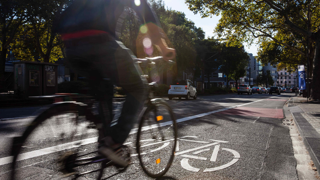 Radfahrer nutzt Radfahrstreifen auf der Cäcilienstraße