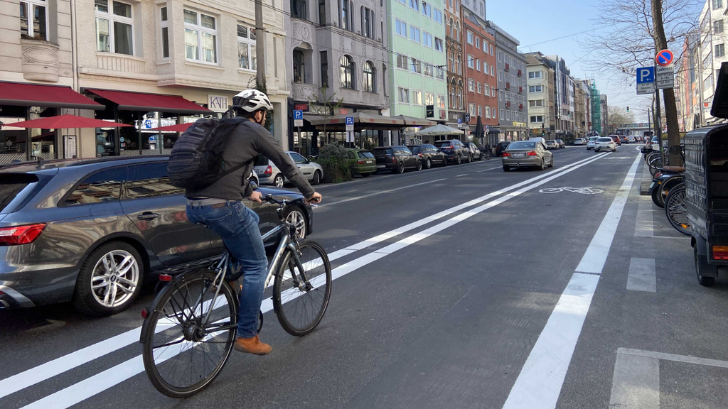 Radfahrer befährt den neu markierten Radfahrstreifen auf der Aachener Straße im Abschnitt zwischen Brabanter Straße und Eisenbahnüberführung.