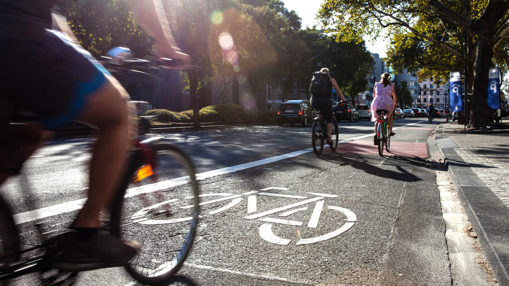Mehrere Radfahrende auf einem Radweg auf der Cäcilienstraße in der Kölner Innenstadt