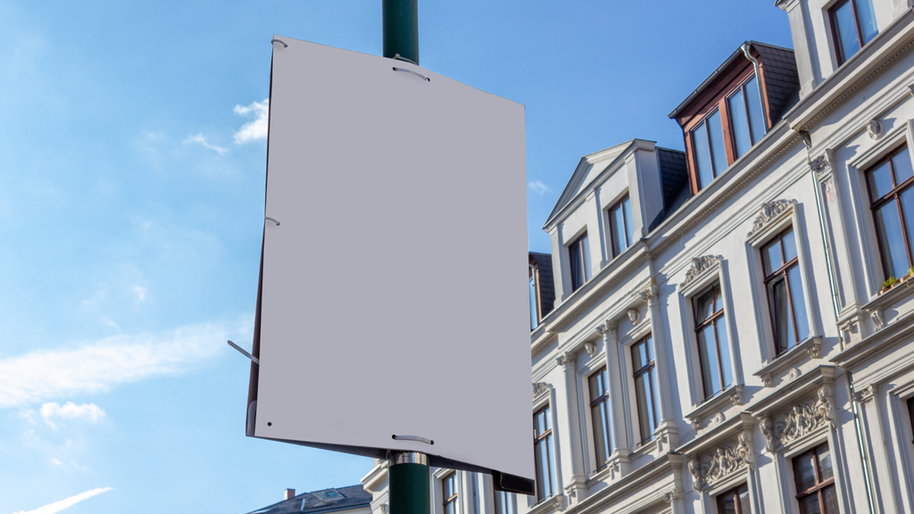 Leeres Wahlplakat an einem Lichtmast vor Wohnhäusern, Link auf Wahlwerbung - Stadt Köln