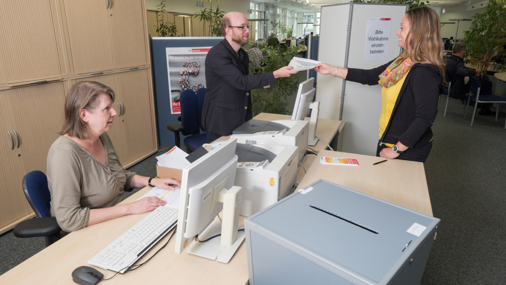 Direktwahlschalter mit Wahlurne im Vordergrund