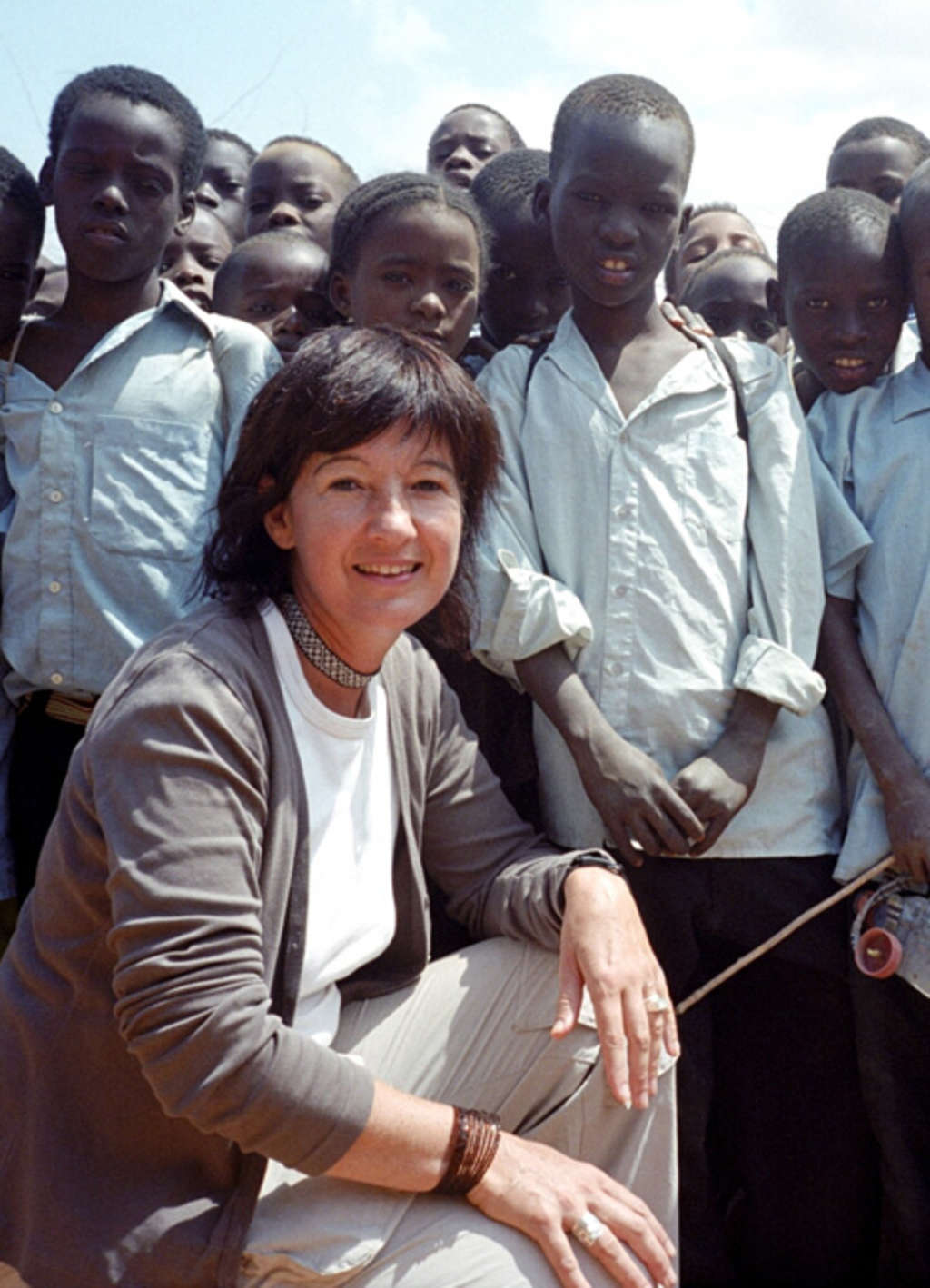 Gruppenfoto Birgit Virnich beim Besuch eines Projektes in Afrika mit afrikanischen Kindern und Jugendlichen