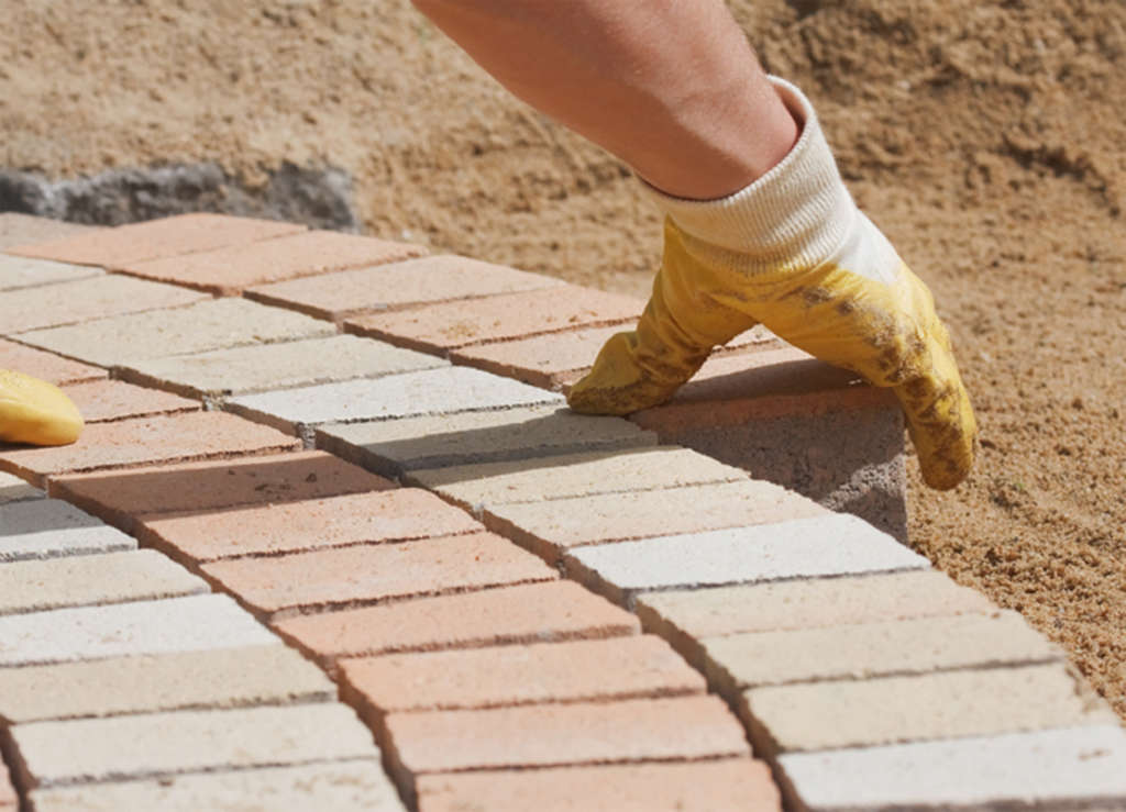 Fliesenleger bei der Arbeit