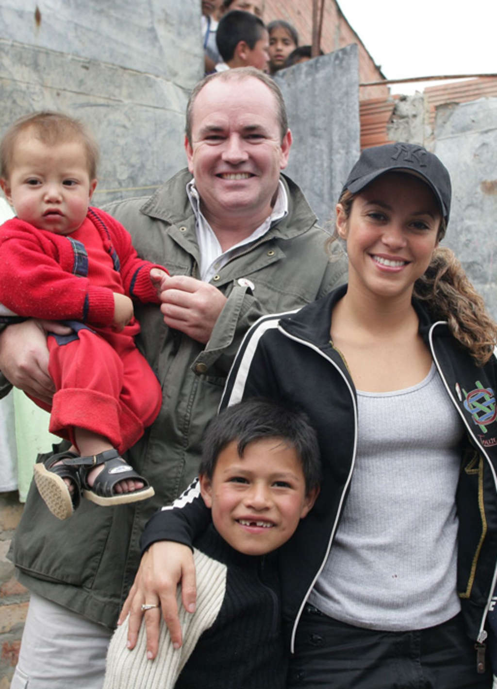 Wolfram M. Kons beim Besuch eines geförderten Projektes vor Ort, zusammen fotografiert mit Projektteilnehmern