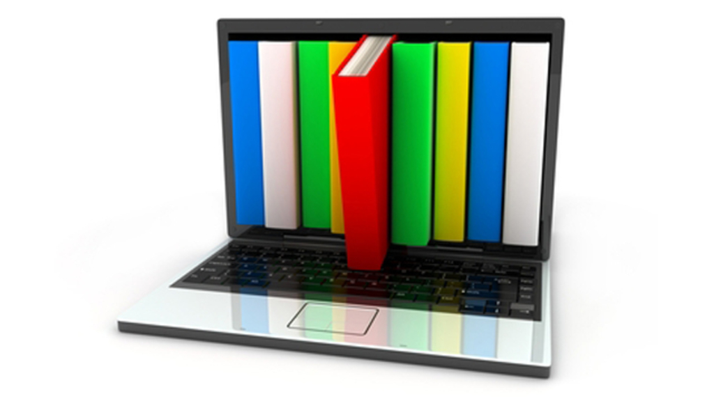 Laptop in dessen Bildschirm Bücher wie in einem Regal einsortiert sind, einige ragen heraus.