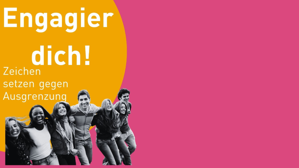 Bild mit der Überschrift links im Bild "Engagier dich. Zeichen setzen gegen Ausgrenzung". Illustration einer Gruppe junger Menschen, die eng nebeneinander stehen und sich gegenseitig umarmen. 