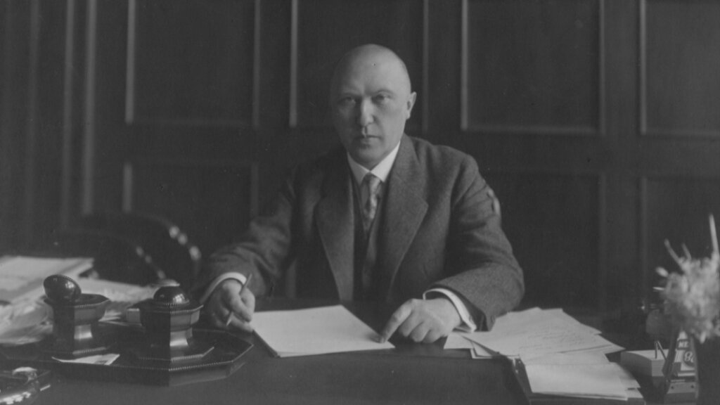 Oberbürgermeister Konrad Adenauer am Schreibtisch, 1933