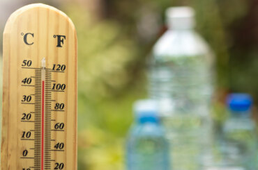 Thermomter, rechts daneben stehen Wasserflaschen, © Dusanka Visnjican – stock.adobe.com