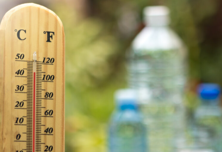 Thermomter, rechts daneben stehen Wasserflaschen, © Dusanka Visnjican – stock.adobe.com