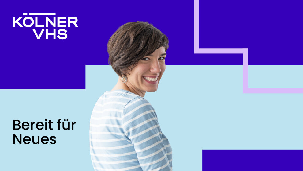Hintergrund dunkellila/hellblau als Wege, darauf eine Frau, die lachend über die Schulter schaut, helllila Pfad durch das Bild, Schriftzug "Kölner VHS - Bereit für Neues"