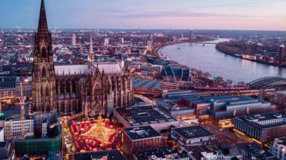 Drohnen-Blick auf den Kölner Weihnachtsmarkt am Roncalliplatz