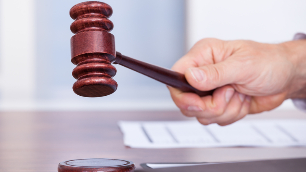 Versteigerung, Eine Hand hält einen Hammer.