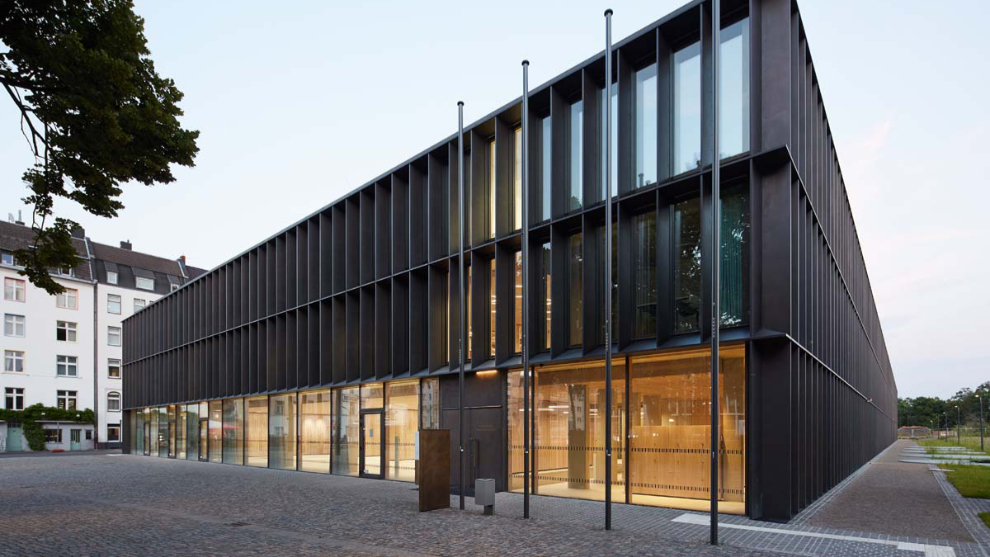 Foto von der Außenansicht des Historischen Archivs mit Rheinischem Bildarchiv