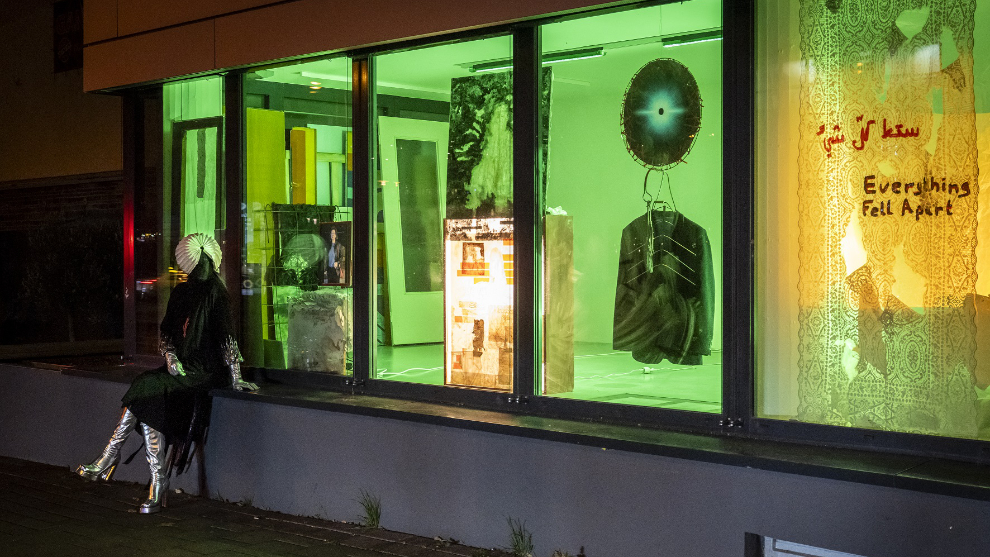 Foto von draußen, durch die Fenster kann man die Ausstellung erkennen.