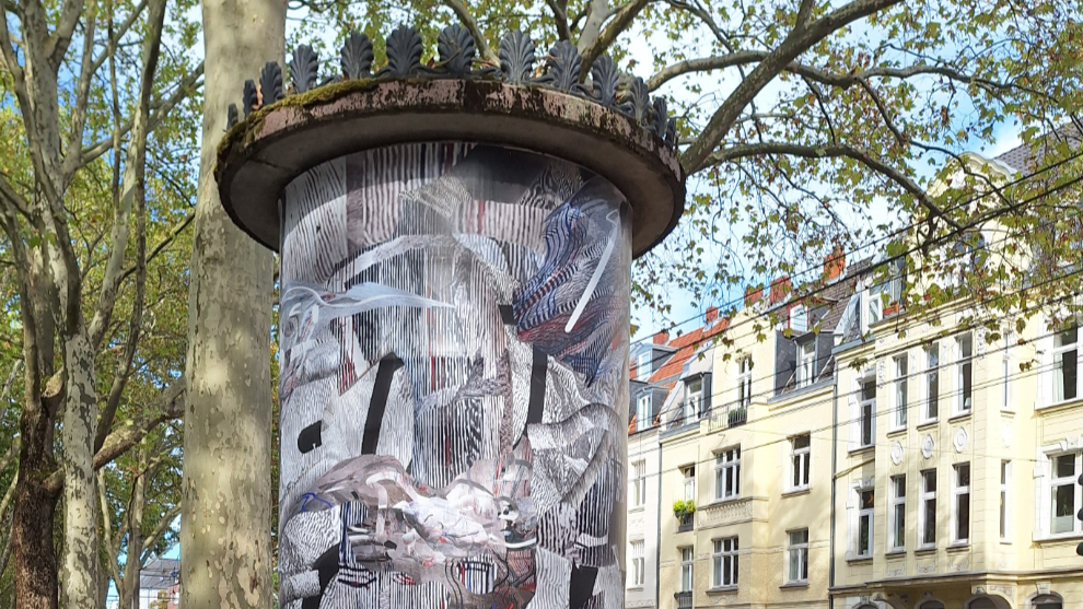 Foto von der neuen Kunstsäule. Das Motiv Sie verbindet historische Holzstiche von Gustave Doré mit Zeichnung und digitaler 3D-Collage.  