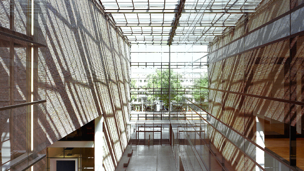 Blick in das Licht durchflutete Foyer des Rautenstrauch-Joest-Museum - Kulturen der Welt