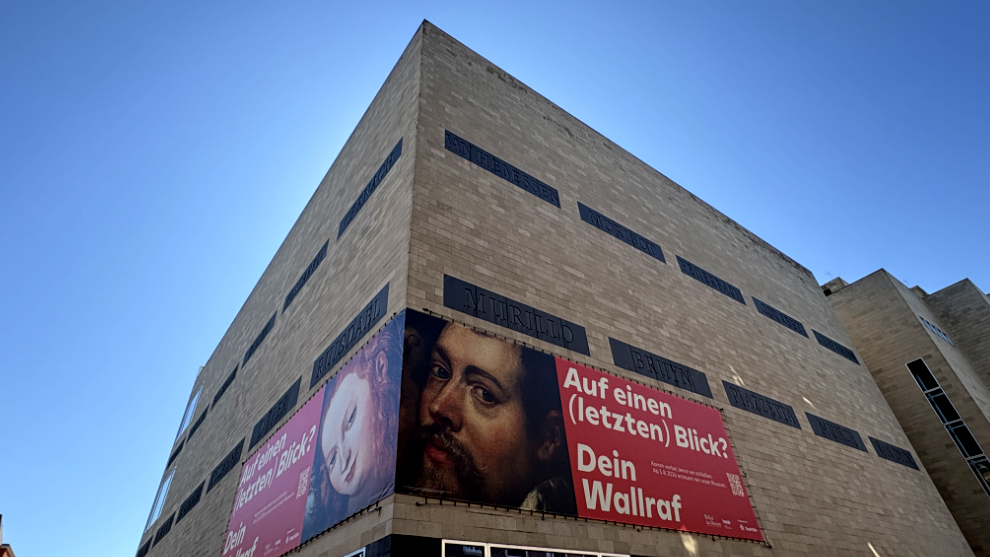 Außenfassade des Wallraf-Richartz-Museum & Fondation Corboud. Auf der Außenfassage hängt ein Banner mit der Aufschrift "Auf einen (letzten) Blick? Dein Wallfraf