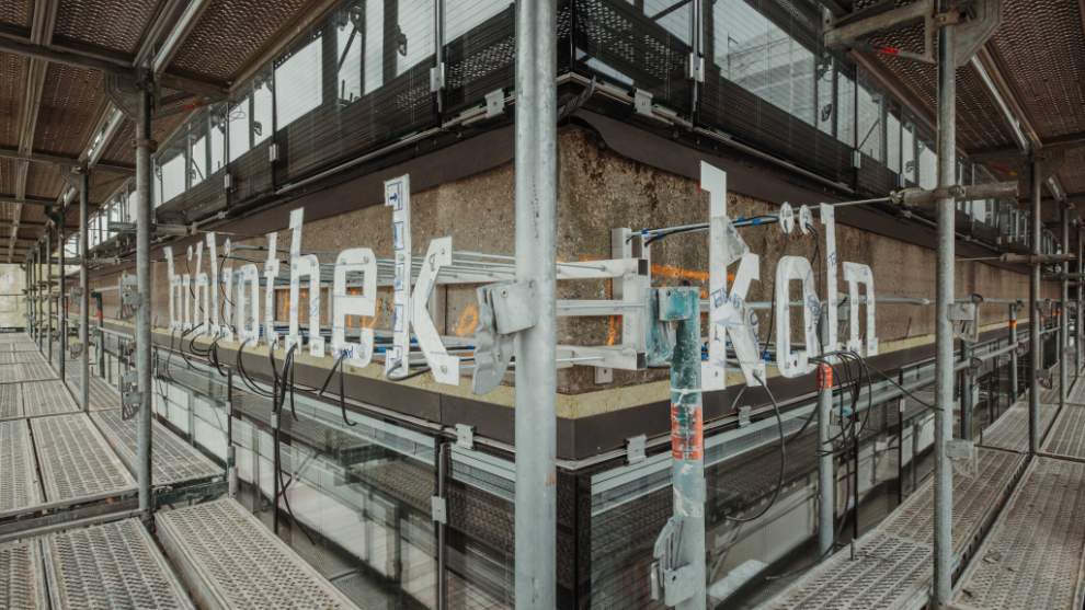 Blick auf die Fassade der Zentralbibliothek während der Sanierung mit provisorischem Schriftzug