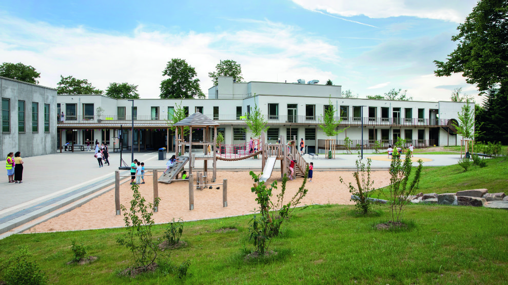 Schulhof und Schulegebäude der Friedrich-List-Grundschule
