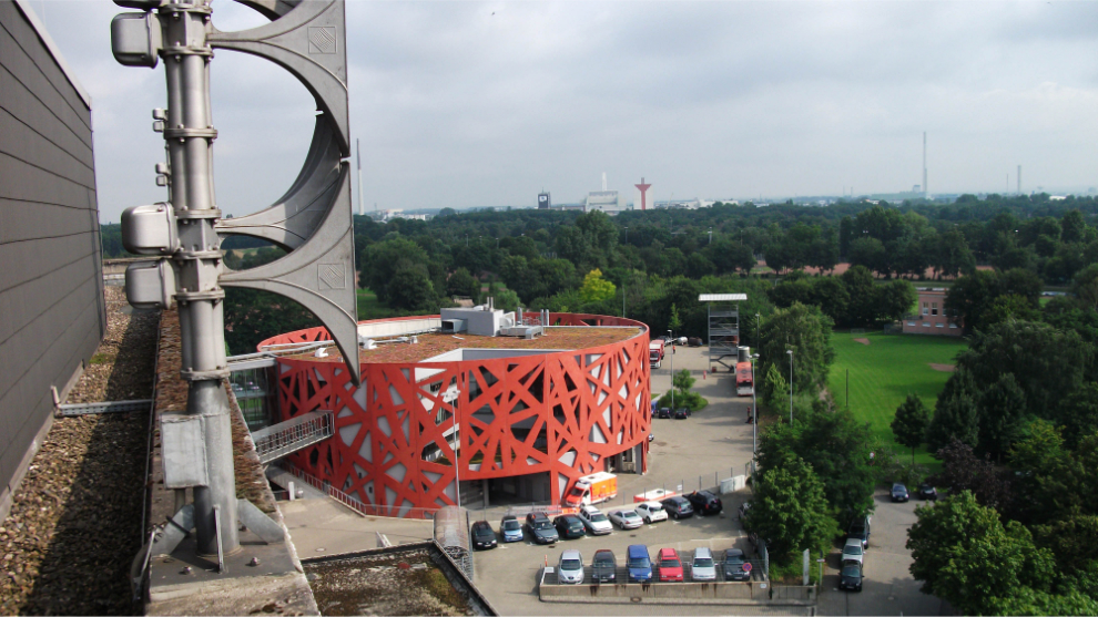 Sirene auf dem Dach der Feuerwache Weidenpesch. Im Hintergrund ist das Führungs- und Schulungszentrum der Feuerwehr zu sehen.