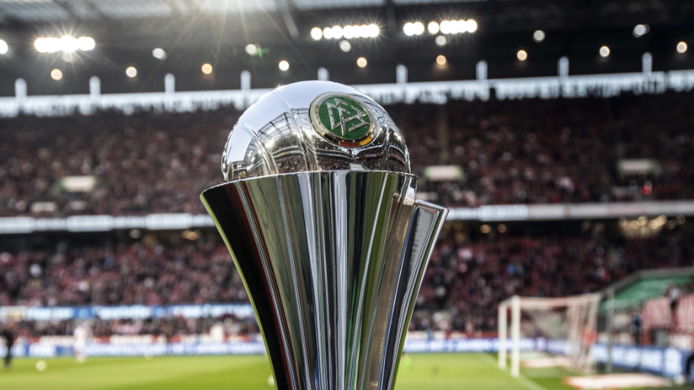 Foto des DFB Pokal der Frauen. Im Hintergrund sind der Rasen und die Besucherreihen eines Stadions zu sehen.