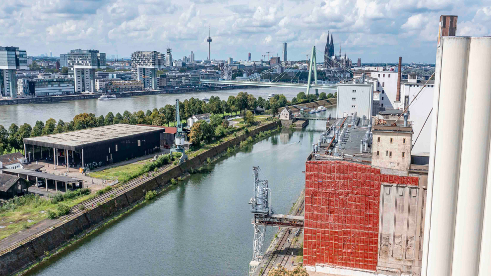 Blick auf den Deutzer Hafen aus der Vogelperspektive