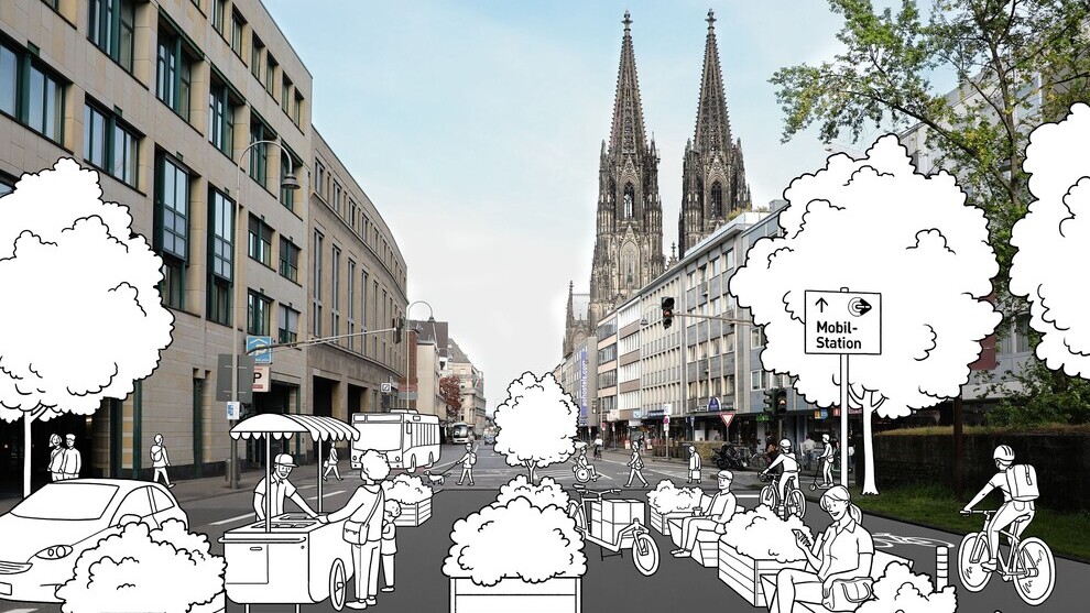 Foto von der Komödienstraße, im Hintergrund der Kölner Dom. Auf dem Foto finden sich verschiedene Illustrationen, die dort eingezeichnet wurden: Sitzmodule auf denen Passant*innen sitzen, ein Eiswagen, ein Lastenfahrrad und Zu Fuß Gehende, die entspannt flanieren. Ein Rollstuhlfahrer kreuzt die Straße. Radfahrende fahren über einen Radfahrstreifen. Ein Bus naht heran. Auf einem Schild ist eine Mobilstation ausgeschildert. Ein Auto fährt vorbei.