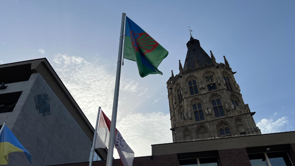 Gehisste Flagge der Roma vor Historischem Rathaus Köln