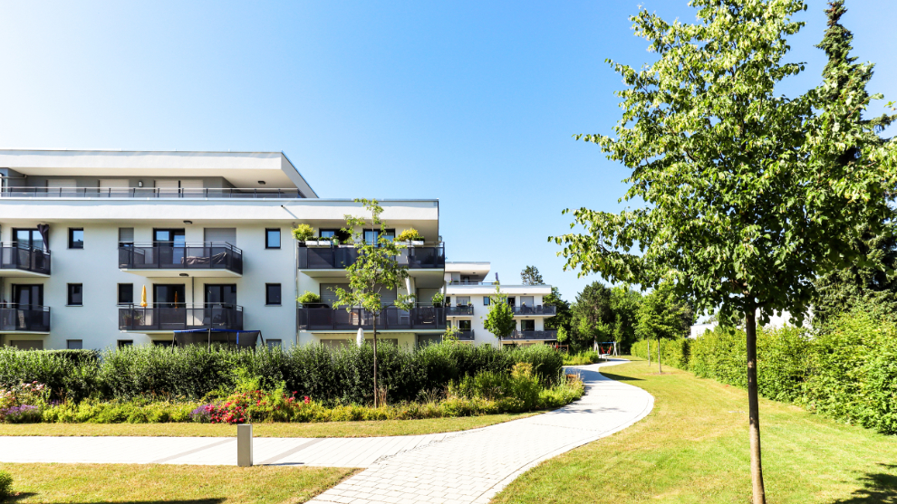 dreigeschossige Wohnnlage umgeben von einer Grünanlage