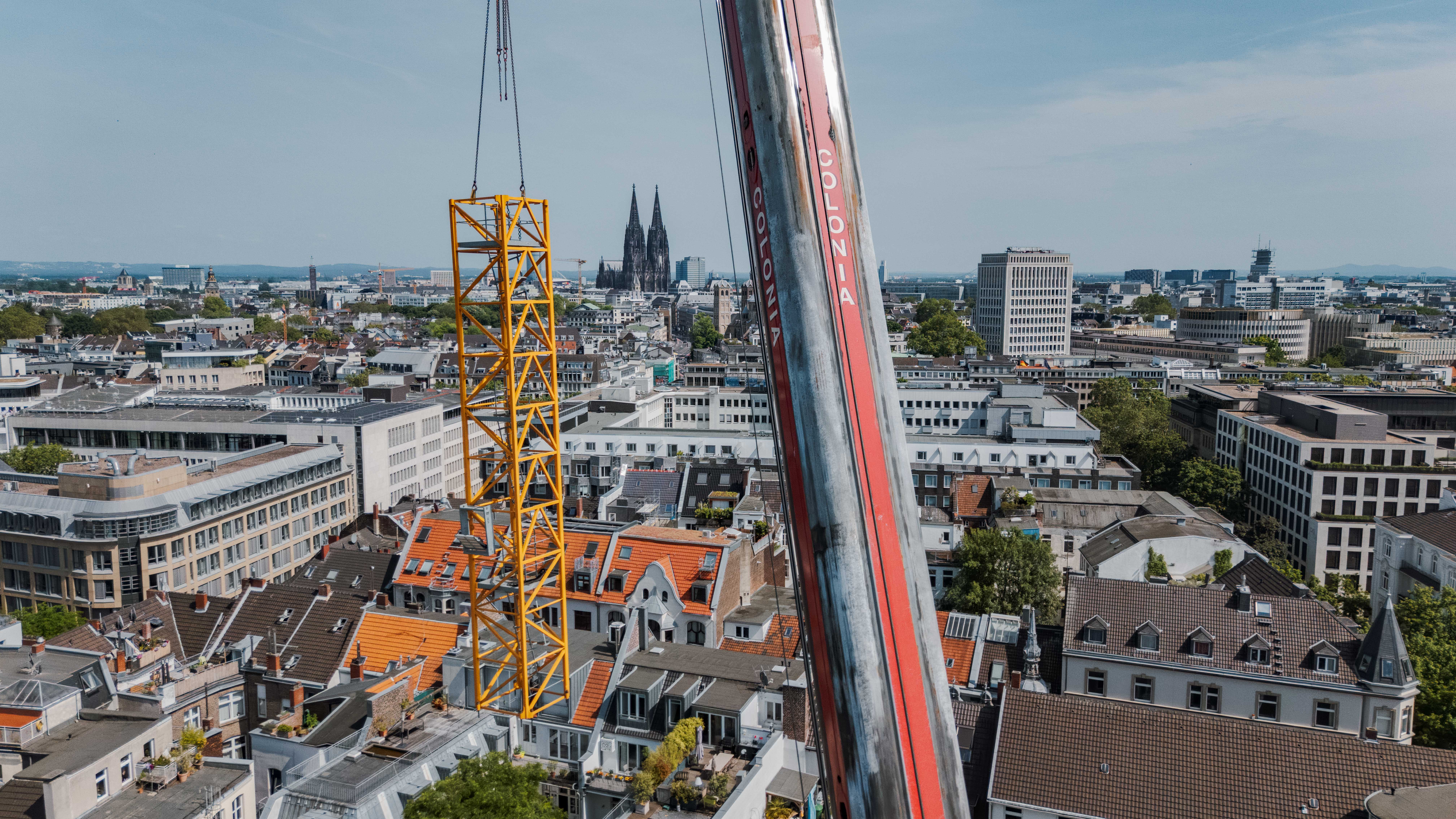 Kranaufbau in der Montessori-Grundschule in der Gilbachstraße