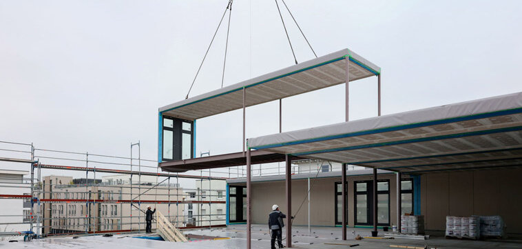 Ein Raummodul wird mit den Kran herunter gelassen