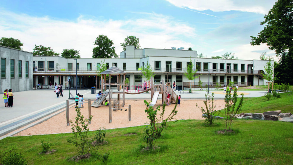 Schulhof und Schulgebäude der Friedrich-List-Grundschule