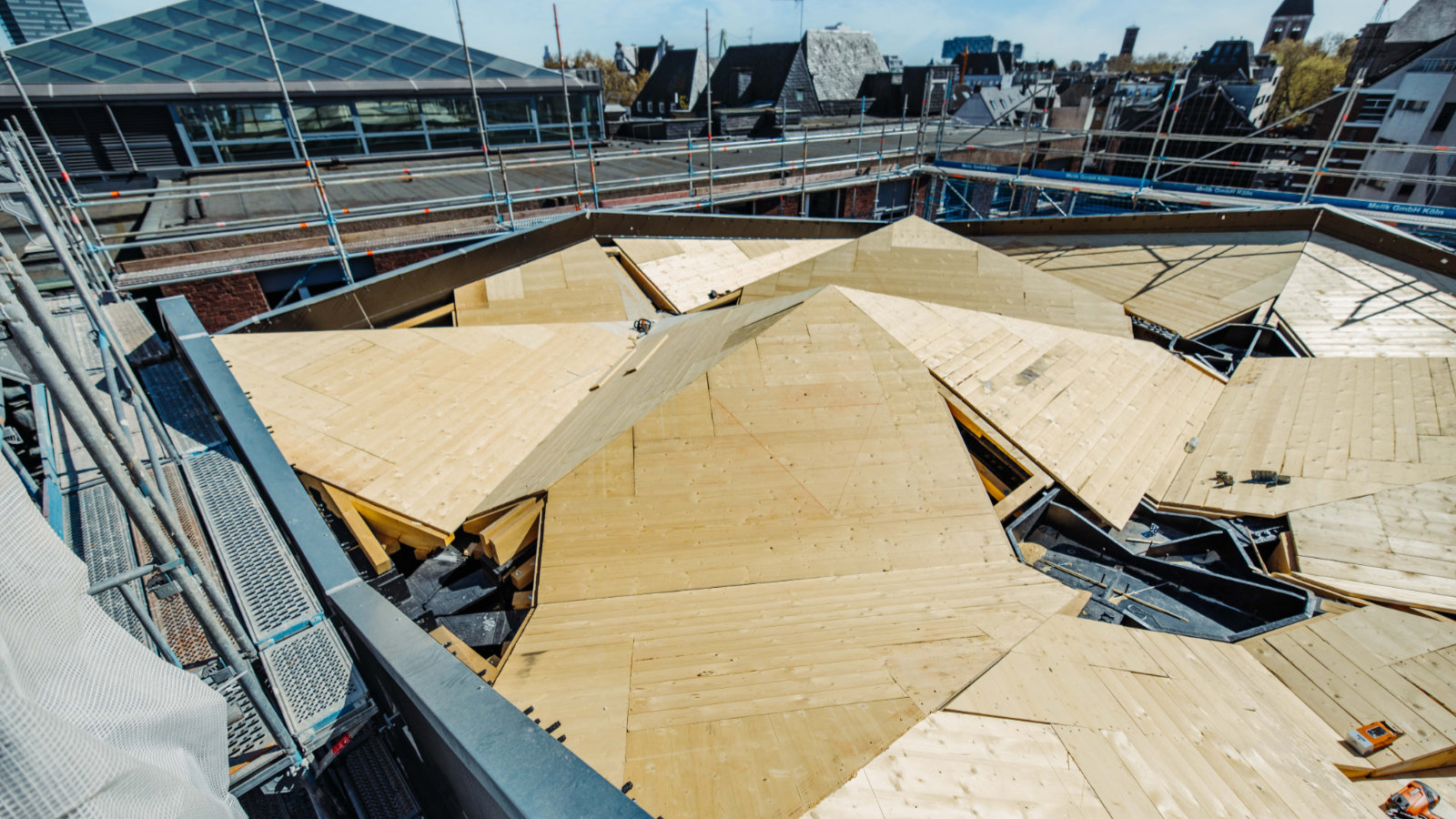Abdeckung der Dachpyramiden mit Holz