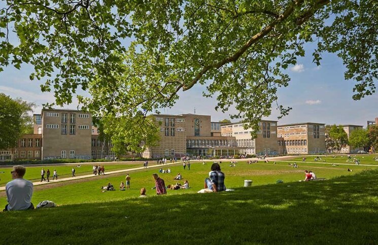 Studenten sitzen auf der Wiese der Universität, © Axel Schulten 