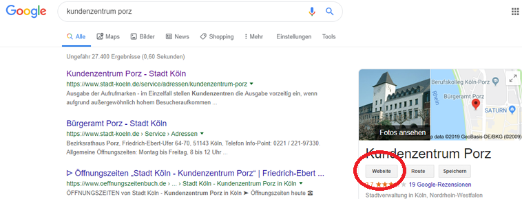 Ausschnitt aus der Google-Suchanzeige für das Beispiel Kundenzentrum Porz. Um den Button Website ist ein roter Kreis.