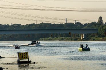 Zwei Boote und ein Wakeboard auf dem Fühlinger See, © C.M.M. – stock.adobe.com